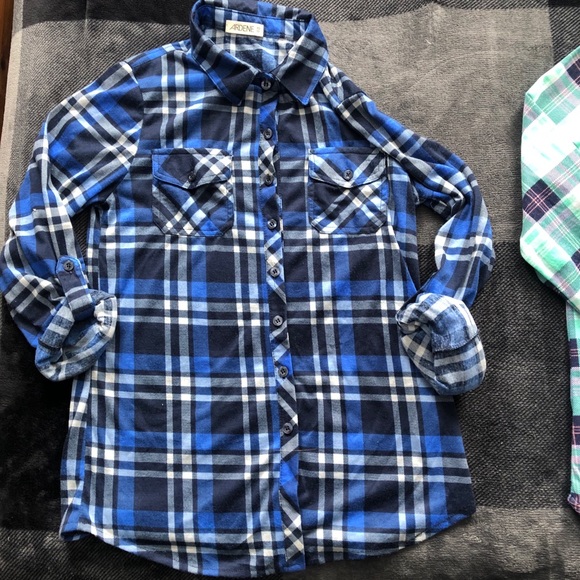 2 Ardene plaid shirts - Picture 2 of 5